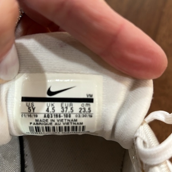 Nike Air Max. Size 5Y or 6.5 women.  Nike Air Max 720 Metallic Platinum - Picture 7 of 8